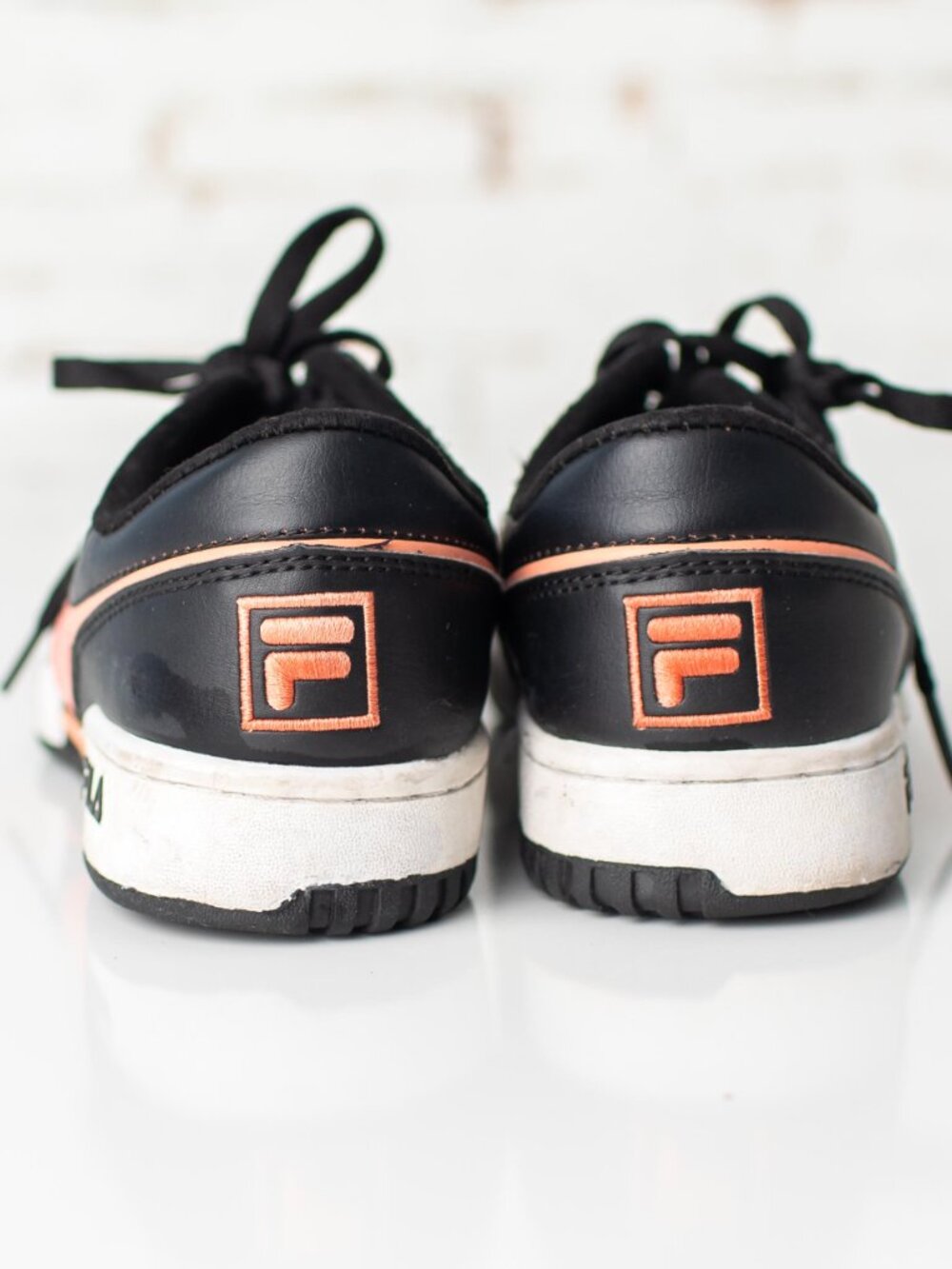 FILA Women’s Size 4 Black Coral Low Top Sneakers Casual Street Shoes Athletic - Picture 2 of 7